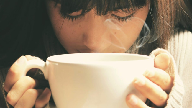 Ilustrasi menyeruput kopi. [Pexels]
